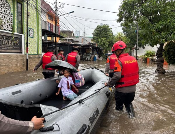 Brimob Metro Jaya Tanggap Dengan Ikhlas Bantu Warga Saat Banjir
